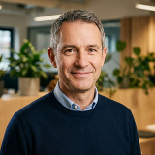 Foto profil James Mitchell, dicantumkan dengan jabatan Chief Executive Officer di Bening Sahamloka
